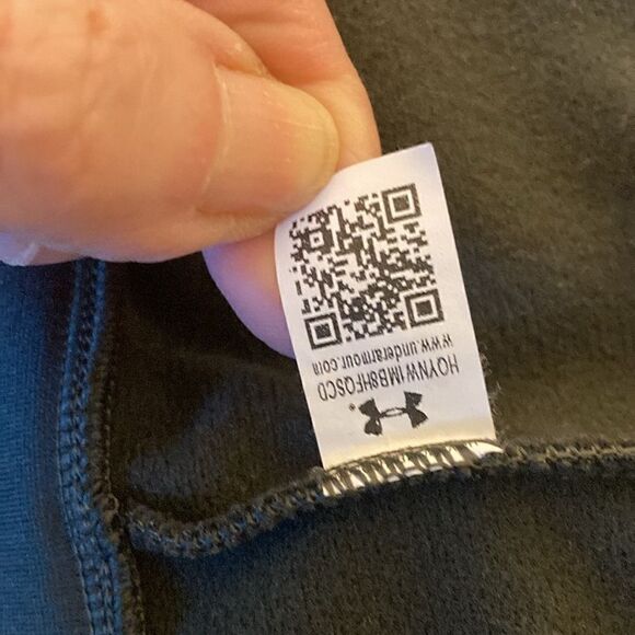 Under Armour Boys Full Zip Jacket in Dark Green with Black Detail. Size YXL. - Picture 10 of 10